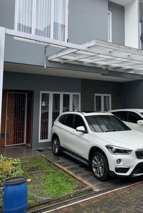 Platinum Setramurni Guest House Bandung 3Br Esterno foto